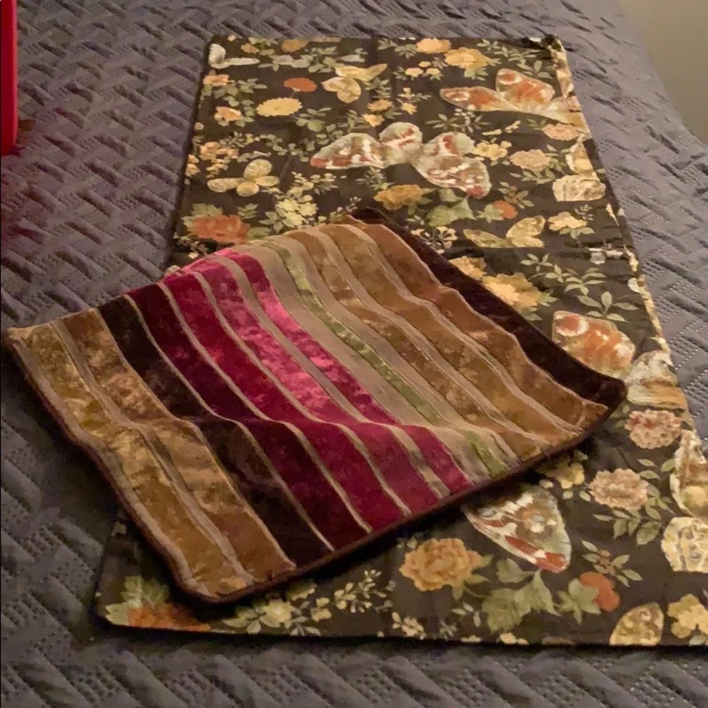 Bundle of two pillow cases Pre Owned
